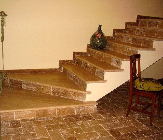 Scala in Travertino Noce