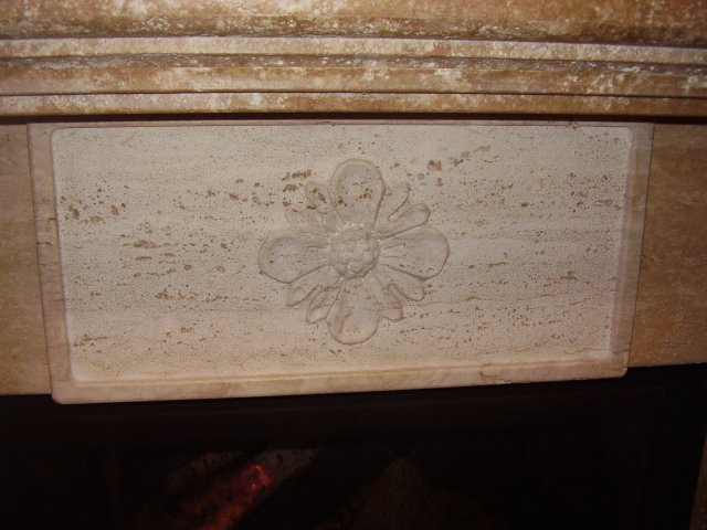 Architrave con Bassorilievo Motivo Floreale Caminetto in Travertino Noce