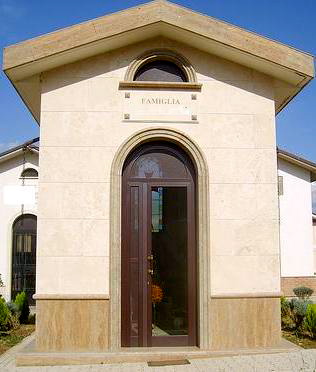 Cappella in Travertino Noce e Paglierino Spazzolato