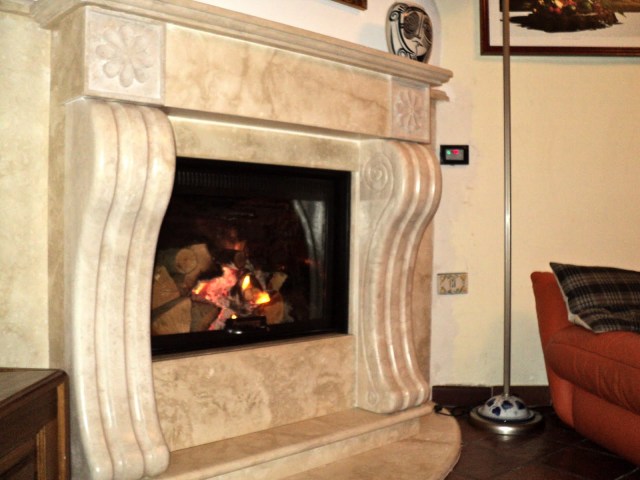 Caminetto in Travertino Levigato