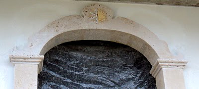 Portali in Travertino intarsiati con pietre varie