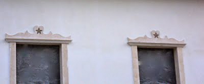 Portali in Travertino intarsiati con pietre varie