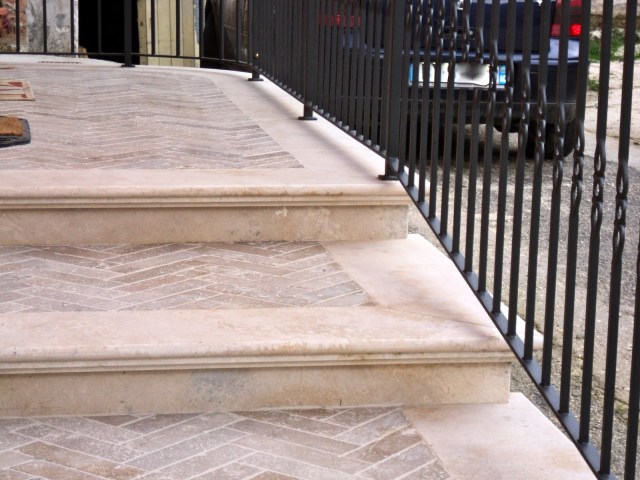 Scale e Pavimenti esterni in Travertino