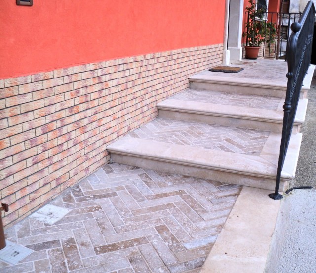 Scale e Pavimenti esterni in Travertino