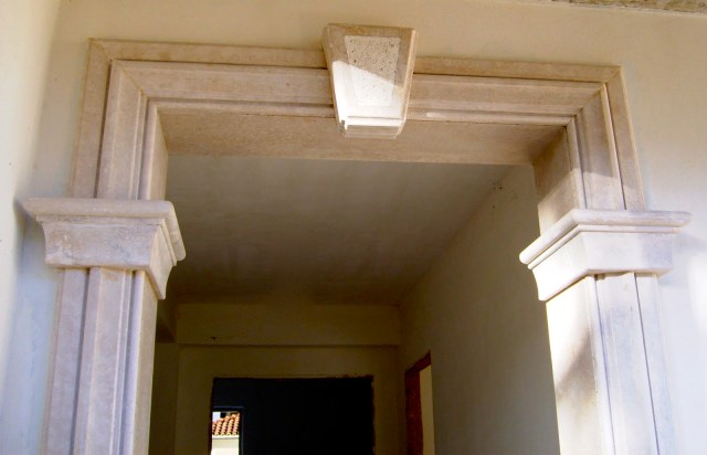 Portale in Travertino