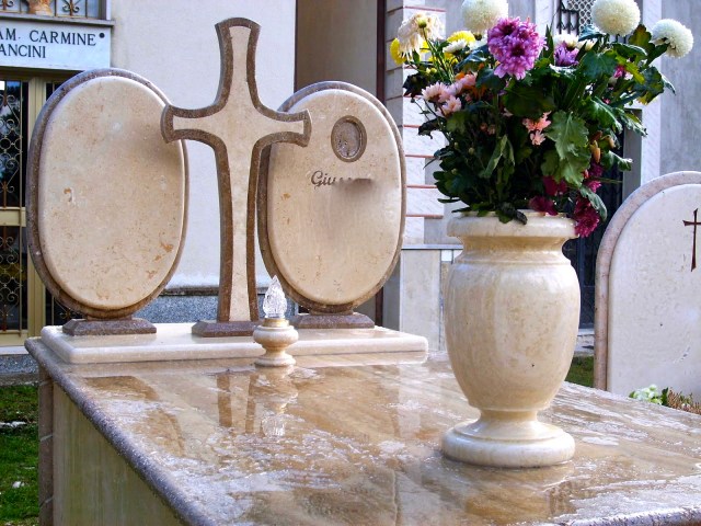 Tomba in Travertino Paglierino e Noce