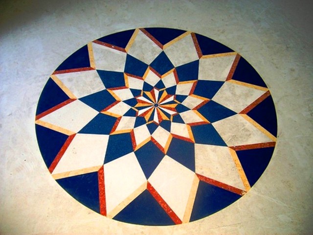 Rosone Multicromo su Pavimento in Limestone