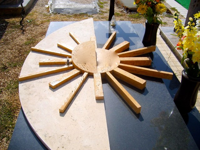 Tomba in Granito Nero Belfast e Travertino