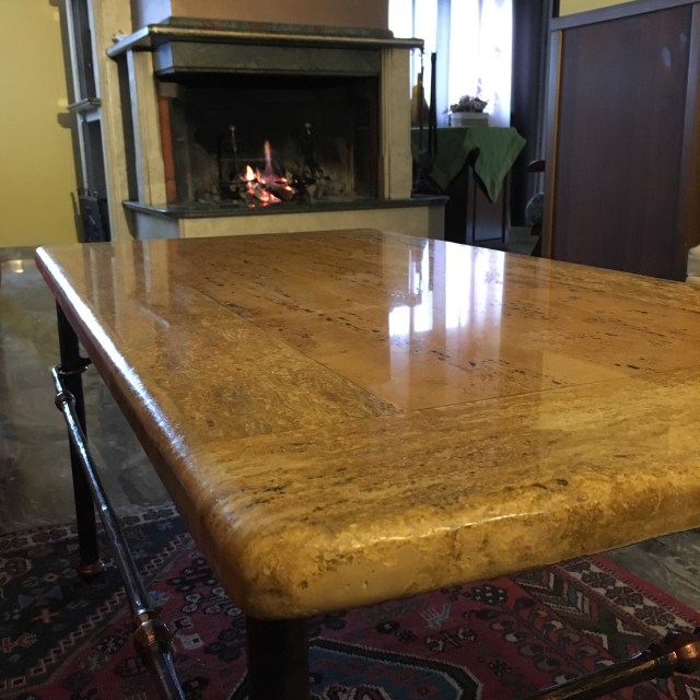 tavolino-travertino-giallo-persiano-stuccato-a-resina-trasparente-con-bordo-a-mezzo-toro-1