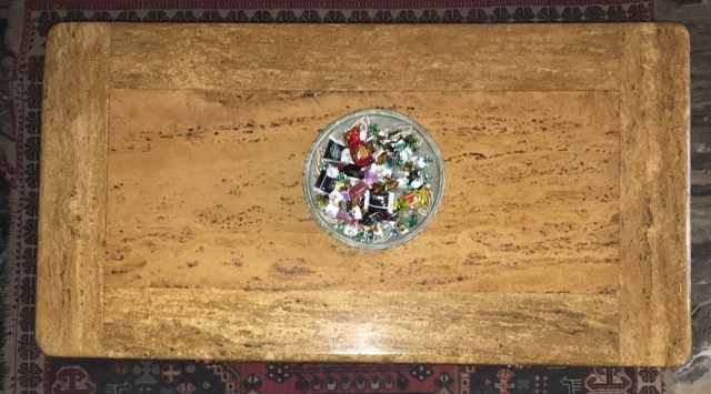 tavolino-travertino-giallo-persiano-stuccato-a-resina-trasparente-con-bordo-a-mezzo-toro-1a