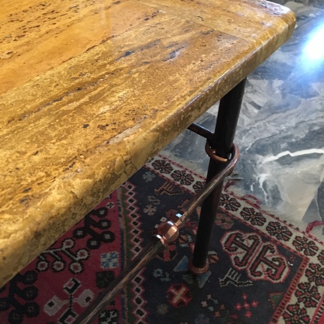 tavolino-travertino-giallo-persiano-stuccato-a-resina-trasparente-con-bordo-a-mezzo-toro-dettaglio